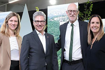 De gauche à droite : Caroline De Vit, directrice principale - développement des affaires et performance chez Hydro-Québec, Stéphane Chayer, conseiller stratégique du recteur à Université Concordia, Graham Carr, recteur et vice-chancelier à Université Concordia et Stéphanie Trudeau, vice-présidente exécutive - Québec chez Énergir. Crédit : Université Concordia