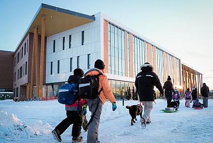 L'école Vauquelin est le tout premier bâtiment scolaire de trois étages au Canada à être construit avec une structure de bois. Crédit : MADOC Studio