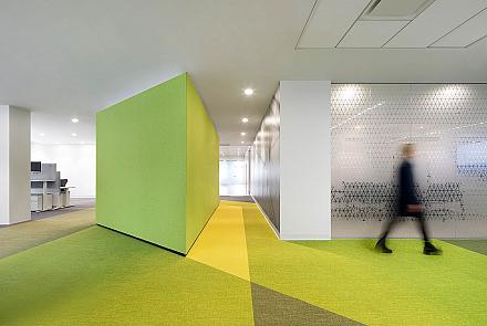 Un espace aménagé par ACDF où le tapis avec un agencement de couleurs et de textures diverses est appliqué sur les murs pour absorber le son. Photo : Adrien Williams