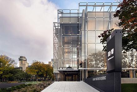 Le projet de réfection de l’enveloppe du Grand Théâtre de Québec a obtenu le Grand Prix d’excellence en architecture 2021 de l’OAQ ainsi que le Prix du public. Crédit : Stéphane Groleau