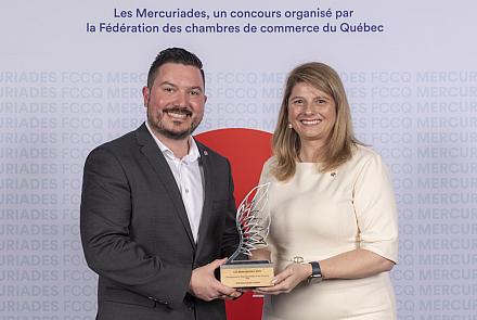 Alexandre-Stéphane Boucher, président-directeur général chez JCB Construction Canada, et Nathalie Boyer, vice-présidente directrice et cheffe des opérations chez Raymond Chabot Grant Thornton. Crédit : JCB / FCCQ