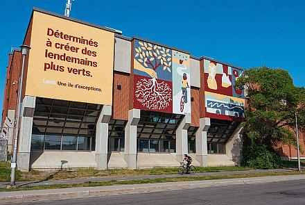 La Ville de Laval et l’organisme MURAL ont dévoilé la première murale réalisée avec de la peinture dépolluante.  Photo : Content Content