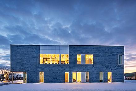 Le siège social et centre de formation professionnelle du Local 144, premier bâtiment industriel LEED v4 Platine du Canada. Crédit : Two Humans