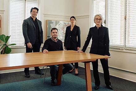 De gauche à droite : Martin L’Hébreux, directeur projet, Mathieu St-Amant, directeur création, Patricia Pronovost, présidente-directrice générale, et Anne Carrier, conseillère stratégique sénior. Crédit : Jodi + Alex