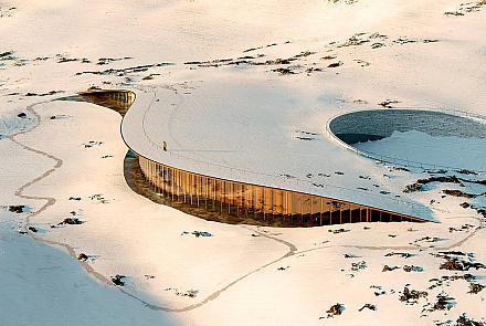 La conception du Centre du patrimoine inuit du Nunavut est étroitement liée au territoire.  Crédit : MIR
