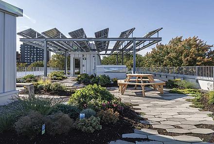 Le tiers des besoins énergétiques des bureaux de Rayside Labossière est assuré par un système solaire photovoltaïque. Photo : Rayside Labossière