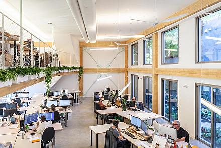 Conçu dans un objectif de développement durable, l’agrandissement des bureaux de Rayside Labossière a obtenu la certification BCZ-Design v1. Crédit : Saúl Rosales