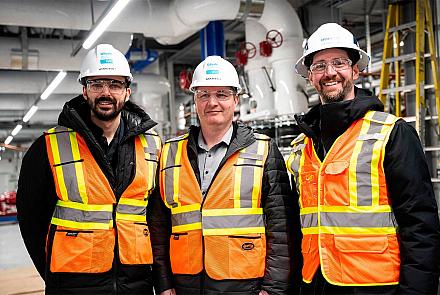 De gauche à droite : Vincent Thibault, vice-président exécutif stratégie et ESG, QScale; Martin Bouchard, président, QScale; et Jean-François Jaimes, directeur exécutif, développement, énergie renouvelable & GNL, Énergir. Crédit : QScale