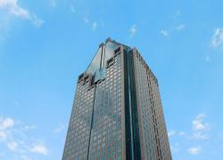 Le duo immobilier Groupe Petra/MACH acquiert le 1000 De La Gauchetière. Crédit : Jeangagnon, Creative Commons (CC BY-SA 4.0).