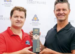 Raphaël Dumais, copropriétaire, AR Construction, et Gilles Dufour, copropriétaire, Domaine Luxor. Photo : La Bande sportive