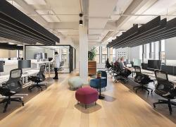 Situés en plein centre-ville de Montréal, les bureaux de la firme d’architecture sont depuis tout récemment doublement certifiés, avec l’obtention de WELL Platine, en plus de la certification LEED Platine. Crédit : David Boyer