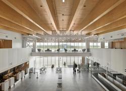 L’aérogare de Rouyn-Noranda a été récompensé d'un prix Citation du Conseil canadien du bois. Photo : Maxime Brouillet
