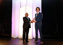 Le Prix du Champion du bâtiment durable 2022 du CBDCa a été remis à Alan DeSousa par Charles Marshall, ingénieur et partenaire chez DIALOG. Crédit : CBDCa