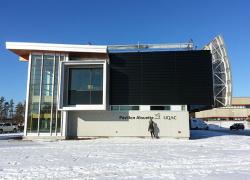 Vol au-dessus du Pavillon universitaire Alouette à Sept-Îles, un bâtiment innova