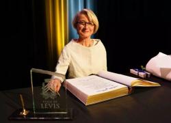 L'architecte Anne Carrier reçoit la Médaille du Lieutenant-gouverneur pour mérite exceptionnel. Crédit : François Ozan, Agence Icône.