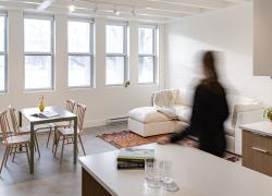 Une ancienne clinique du Plateau-Mont-Royal, à Montréal, a été convertie en un projet de logement social pour l’organisme Le Chaînon, qui offre des services d’hébergement temporaire et permanent à des femmes en situation de vulnérabilité. Crédit : Audrey de l’Étoile et image fournie par Archi- 