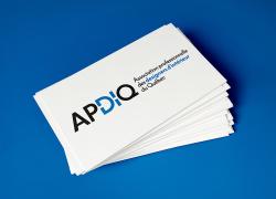 Pour ses 20 ans, l'APDIQ se dote d'un nouveau logo plus contemporain qui se veut une démonstration de l’ouverture et du professionnalisme de l’association. Crédit : APDIQ 