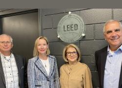 L'aréna Chénier a obtenu la certification LEED , niveau Certifié. Sur la photo, de gauche à droite : Richard Leblanc, conseiller d’arrondissement District Est; Kristine Marsolais, conseillère d’arrondissement District Centre; Andrée Hénault, conseiller de la Ville pour l’arrondissement d’Anjou; et Luis Miranda, maire d’arrondissement et conseiller de la Ville. Crédit : Ville de Montréal. 