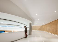 Le Pavillon d’accueil de l’Assemblée nationale du Québec est l'un des deux projets québécois lauréats d'une médaille du Gouverneur général en architecture. Crédit : Stéphane Groleau