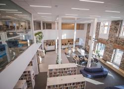 Le projet de rénovation et d'agrandissement de la Bibliothèque Françoise-Bédard a été fait dans une perspective durable. Crédit : Ville de Rivière-du-Loup / Nicolas Caraglio