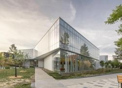 La bibliothèque de Pierrefonds obtient la certification LEED Or. Crédit : Chevalier Morales Architectes