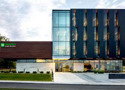 Le siège social de la Caisse Desjardins de Lévis - Photo : Stéphane Groleau