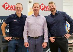 De gauche à droite : Philippe Girardin, copropriétaire de Patio Drummond; Chris Stern, chef de la direction de CarbiCrete; et Vincent Boulay, directeur des ventes de district, Québec et Atlantique, chez Lafarge Canada. Crédit : CarbiCrete