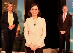 La ministre de l’Enseignement supérieur du Québec, Danielle McCann (au centre), accompagnée de la ministre responsable de la région du Saguenay–Lac-Saint-Jean, Andrée Laforest, et du directeur général du Cégep de Jonquière, Raynald Thibeault. Crédit : Cégep de Jonquière.