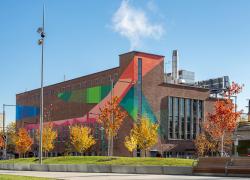 Un projet de décarbonation à la centrale thermique Énergir chaleur et climatisation urbaines (ÉCCU) réduira de près de 60 % l’impact environnemental associé à la chaleur distribuée au centre-ville de Montréal. Photo : ÉCCU