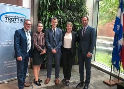 L’annonce de l’implantation du Centre climat Montréal réunissait, de gauche à droite, Daniel Champagne, représentant de la gouvernance pour les projets de la FCM; Laurence Lavigne-Lalonde, conseillère à la Ville de Montréal, membre du comité exécutif et responsable de la transition écologique et résilience, d’Espace pour la vie et de l’agriculture urbaine; Éric St-Pierre, directeur général de la Fondation familiale Trottier; Mélanie Joly, ministre du Tourisme, des Langues officielles et de la Francophonie; 