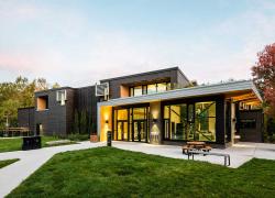 Le centre d’exploration du parc de la Rivière-des-Mille-Îles est maintenant certifié LEED Or. Photo : Ville de Laval
