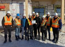 Devenant le premier projet certifié BCZ-Design dans la région du Saguenay–Lac-Saint-Jean, le futur Centre TERRE du Cégep de Jonquière se veut un « laboratoire » exemplaire en matière d’innovation et de durabilité, tant pour la relève que pour les industries. Crédit : Cégep de Jonquière