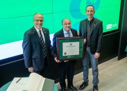 Michel Filion, chef de l'exploitation de Chantiers Chibougamau, entouré de Pierre Cossette, recteur de l'UdeS et de Jean Proulx, doyen de la Faculté de génie, lors de la remise du prix Grande Distinction 2021 à Chantiers Chibougamau. Crédit : UdeS - Michel Caron