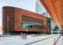L'Amphithéâtre Pierre-Péladeau, un des projets lauréats des Prix d'excellence en architecture 2022. Crédit : Adrien Williams