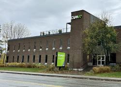 La firme d’ingénierie a récemment déménagé ses bureaux de Sherbrooke dans un bâtiment qui abritait autrefois un centre d’appel, se trouvant sur le boulevard Jacques-Cartier Sud. Crédit : CIMA+