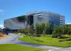 La CNESST a inauguré son nouveau siège social durable situé dans l’écoquartier D’Estimauville. Crédit : Coarchitecture/SQI