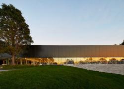 Lauréat du prix du public, le centre sportif et culturel du Collège Notre-Dame s'intègre au contexte patrimonial et naturel et témoigne d’une préoccupation pour la performance énergétique du bâtiment. Photo : ACDF Architecture