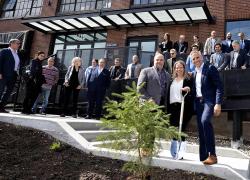 Au premier plan, Natalie Voland, présidente et cheffe de la vision de Quo Vadis Capital et GI Quo Vadis, entourée de Benoit Dorais, maire de l’arrondissement du Sud-Ouest et vice-président du comité exécutif de la Ville de Montréal, et de René Demers, premier vice-président, Entreprises et Gestion privée Immobilier à la Banque Nationale.  Photo : GI Quo Vadis