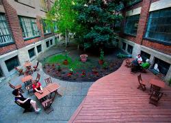 Le Complexe du Canal Lachine est une ancienne manufacture transformée par Quo Vadis en écosystème créatif certifié BCZ. Crédit : GI Quo Vadis