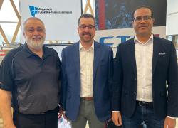 Des membres du Regroupement innovant pour l'impression d'immeubles durables (RI³D-FRQNT) : Sylvain Blais, directeur général du Cégep de l'Abitibi-Témiscamingue; David Laliberté, enseignant en Technologie de maintenance industrielle et initiateur du projet; Abdelmajid Rakib, chercheur au Centre technologique des résidus industriels (CTRI). Photo : Cégep de l'Abitibi-Témiscamingue