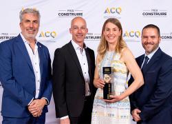 Le prix Construction durable présenté par Soprema a été remis à Construction Longer. De gauche à droite : Jean-François Arbour, président de l’ACQ; Steven Chabot, président de l’ACQ Estrie; Julie Fouquet, directrice de projets et directrice du développement organisationnel, Construction Longer; et Dominic Rhéaume, développement des affaires et représentation technique, Soprema. Photo : Photographes Commercial