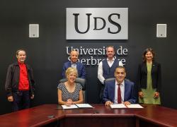 De gauche à droite : Dr Khiati, philanthrope aux relations internationales de l’Université canadienne de Dubaï; Christine Hudon, vice-rectrice aux relations internationales; Ammar Yahia, professeur à la Faculté de génie (au fond); Roch Lefebvre, vice-doyen aux études supérieures de la Faculté de génie (au fond); Abdelkrim Chelli, président de l’Université canadienne de Dubaï; et Bénédicte Thérien, conseillère aux relations internationales à USherbrooke international. Crédit : : UdeS - Michel Caron