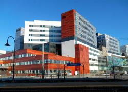 La Fondation familiale Trottier a annoncé un investissement de 10 millions de dollars pour décarboner le réseau de la santé du Grand Montréal. Photo : Jeangagnon, Wikimedia Commons 3.0 (CC BY-SA 3.0)