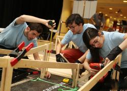 Le Défi Cecobois 2020 réunissait une cinquantaine d’étudiants universitaires autour de l’objectif de concevoir une toiture en bois innovante - Photo : Le Natif Photographe