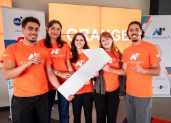 Le 1er prix a été décerné à l’équipe Orange. Elle réunissait, de gauche à droite : Majd Al Ahmad | Génie du bâtiment (Université Concordia), Charlotte Guérin | Génie civil (Université McGill), Anne-Marguerite Giguère | Architecture (Université de Montréal), Sarah Boisvert | Design de l’environnement (Université du Québec à Montréal) et Salmane Yahya Ghadi | Architecture (Université de Montréal). Photo : AluQuébec