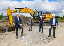 La cérémonie marquant le début de l’aménagement de l’écocentre Dagenais a été menée par le Stéphane Boyer, maire supplément de Laval, et Claude Laroche, conseiller municipal de Fabreville. Ils étaient accompagnés de Nicolas Moukhaiber, directeur du service de la gestion des immeubles, et de Scarlett Van Blaeren, directrice de l’environnement et de l’écocitoyenneté. Photo : Vincent Girard.