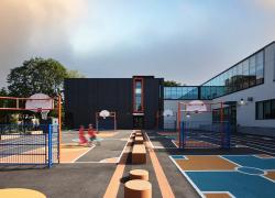 Le projet d'agrandissement de l'école Bedford a également permis de bonifier la cour.  Photo : Jaime Luna, photographe