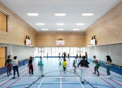 Le bois est bien présent à l’école primaire Christ-Roi du Consortium BGLA + Smith Vigeant architectes. Crédit : Stéphane Brügger