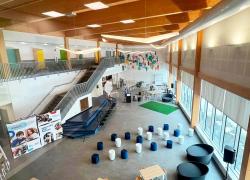 L'école de l'Ancrage de Charlesbourg est dotée d’un grand atrium lumineux à la structure de bois apparente où prend place une œuvre d’art réalisée par l’artiste Hua Jin. Photo : Centre de services scolaire des Premières-Seigneuries