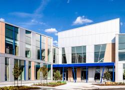 Flexibilité, luminosité et durabilité caractérisent la nouvelle école primaire de l’Archipel de Léry. Crédit : Antoine Fortin